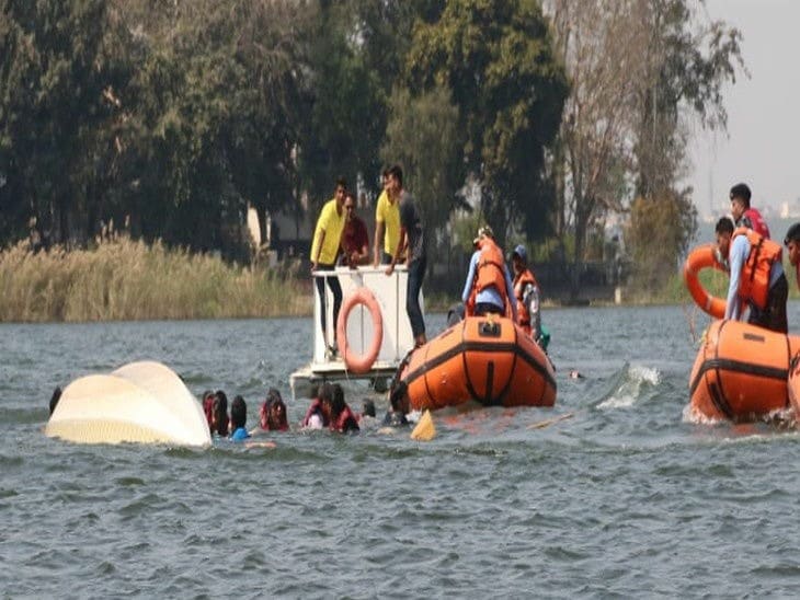 VIDEO: भोपाल में आईपीएस अफसरों से भरी नाव पलटी, कई पानी में गिरे