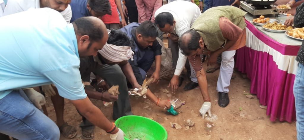 कांग्रेस विधायक राहुल सिंह ने थामी झाडू ,लोगों को दिया स्वच्छता का संदेश