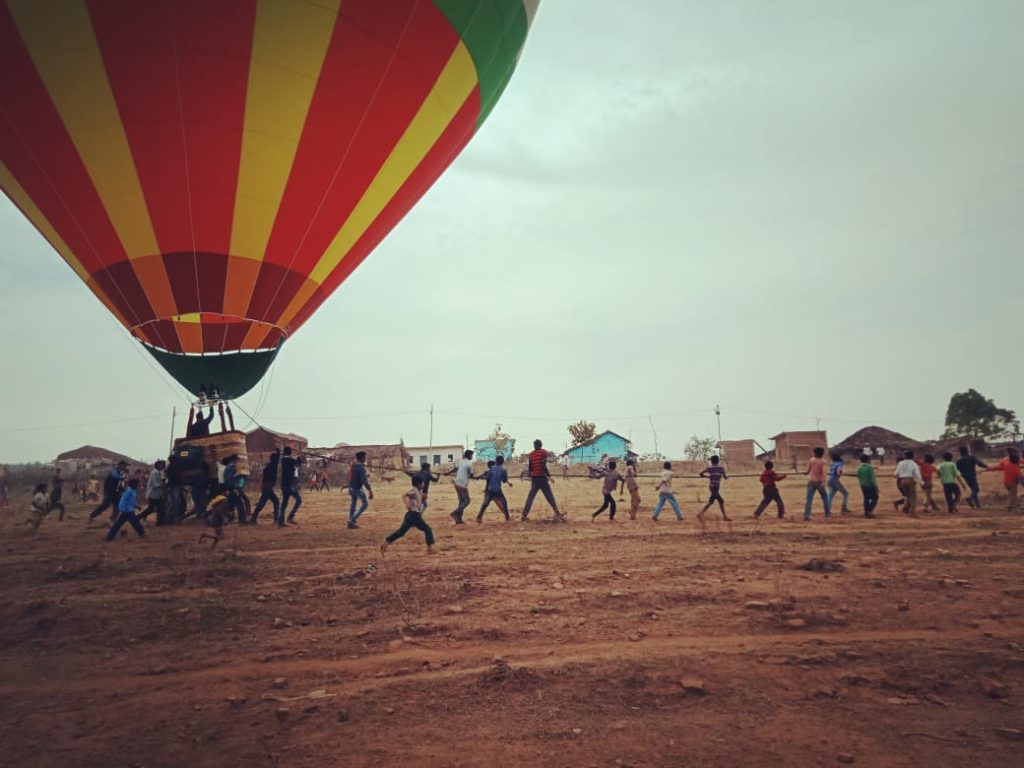 आर्मी का गुब्बारा गांव में उतरा