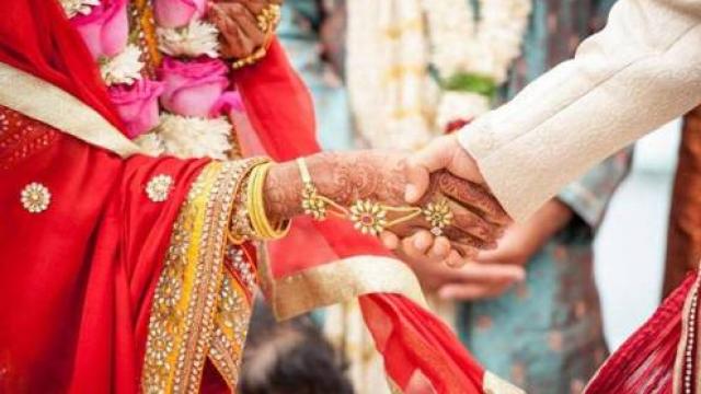 अनूठी शादी, संविधान की शपथ लेने के बाद निभाई बाकी रस्में