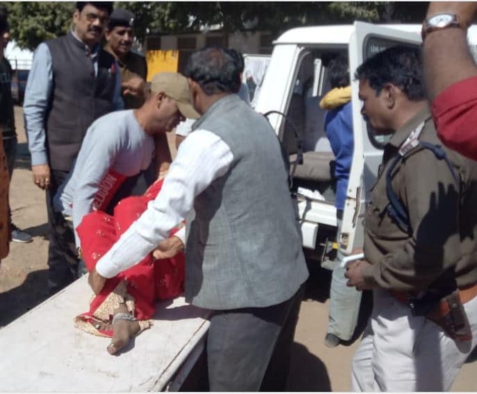 काफिला रोककर परिवहन मंत्री ने की घायल की मदद, अपनी गाड़ी से पहुंचाया अस्पताल
