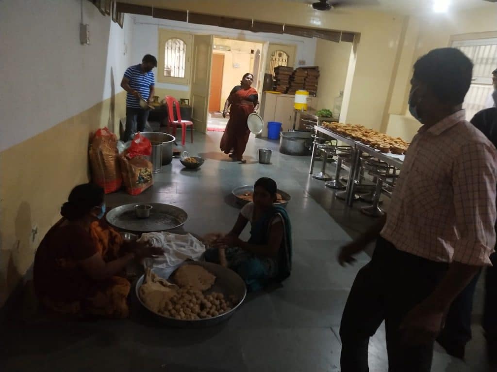 कोरोना संकट के बीच श्री आदिनाथ जैन श्वेताम्बर संघ द्वारा गरीबों को निशुल्क भोजन वितरण