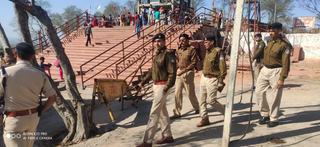 नवागत पुलिस अधीक्षक ने रतनगढ़ मंदिर जाकर होली के त्यौहार की तैयारियों का लिया जायजा