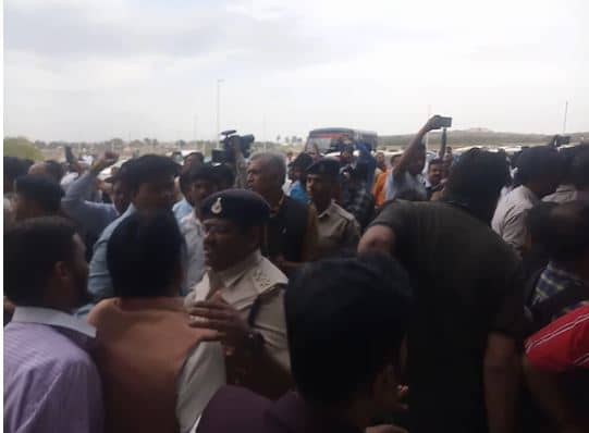 VIDEO: सिंधिया को लेकर एयरपोर्ट पर कांग्रेस-BJP कार्यकर्ताओं के बीच झड़प, धारा 144 लागू