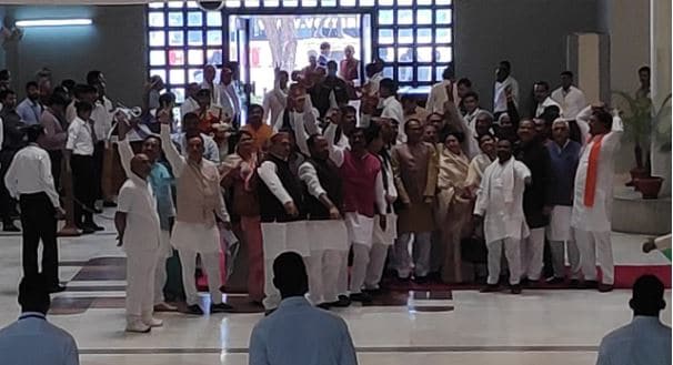 मास्क लगाकर विस पहुंचे CM, विधायकों के आने का सिलसिला जारी, सिंधिया समर्थकों का इंतजार