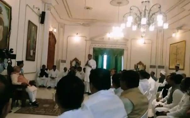 बैंगलुरु घटनाक्रम : राज्यपाल से मिलने पहुंचे 70 कांग्रेस विधायक, की ये मांग
