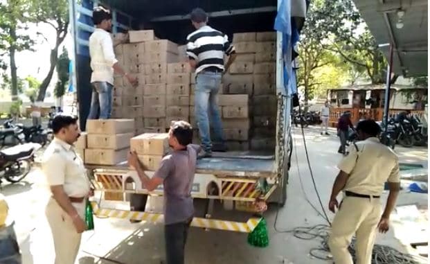अवैध शराब की पेटियों से भरा ट्रक पकड़ाया, लाखों में कीमत