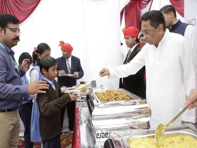 मुख्यमंत्री कमलनाथ द्वारा मेगा किचन का शिलान्यास, बच्चों को परोसा खाना