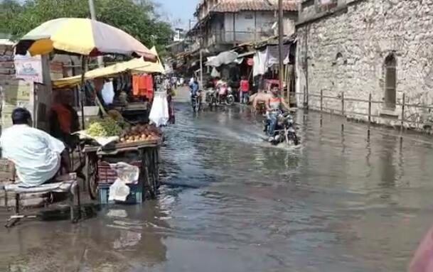 नगर निगम की लापरवाही के चलते रोड पर जल भराव से दुकानदार समेत राहगीर परेशान