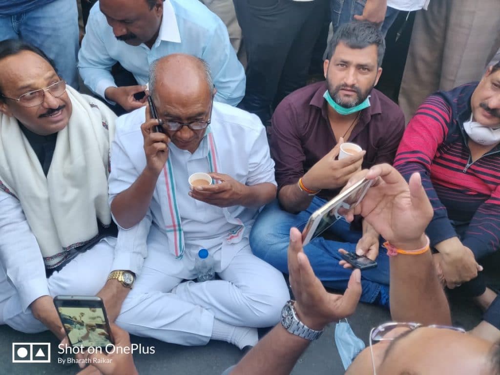 बैंगलुरु में दिग्विजय समेत कई विधायक गिरफ्तार, बोले-'जेल में करुंगा भूख हड़ताल'