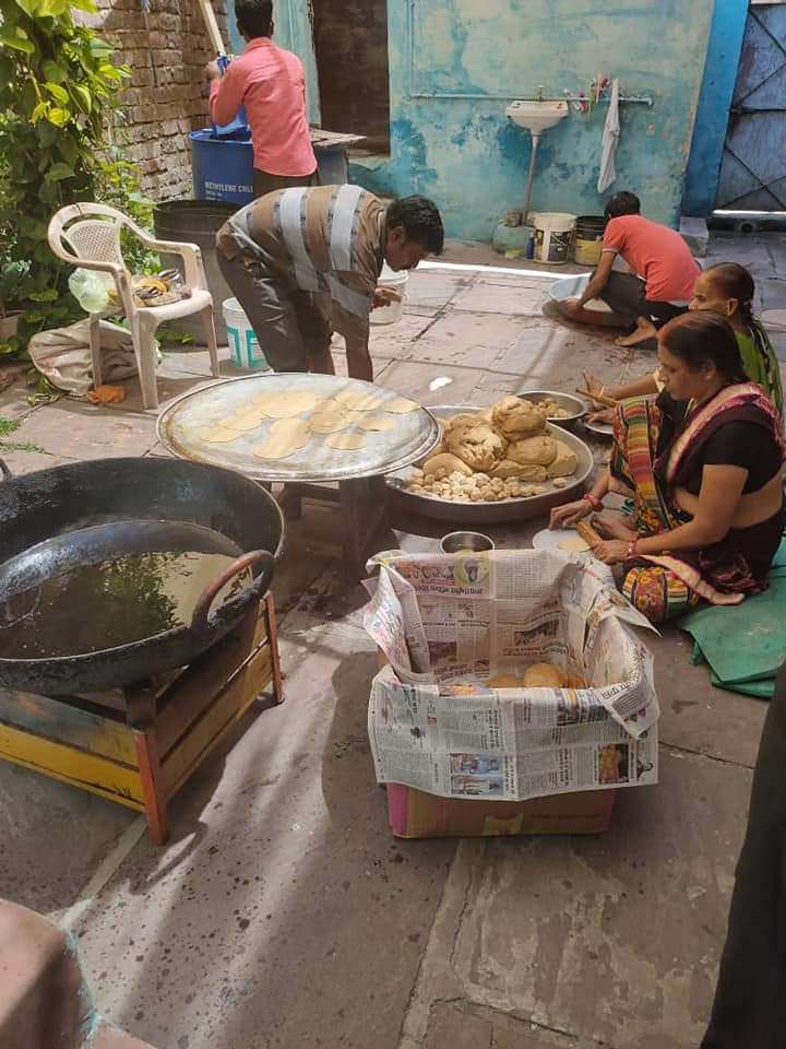 भूखे लोगों को भोजन उपलब्ध कराने के लिए उंगली डॉट कॉम सोशल मीडिया ग्रुप ने शुरू की रसोई