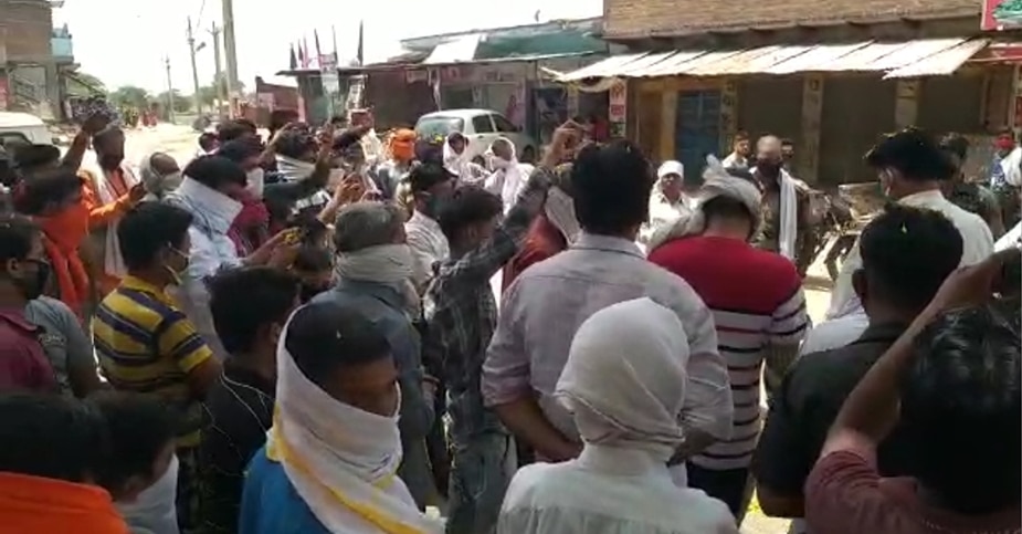 सिंधिया समर्थक नेता भूले सोशल डिस्टेंसिंग, पुलिसकर्मियों के सम्मान समारोह में जुटाई भीड़