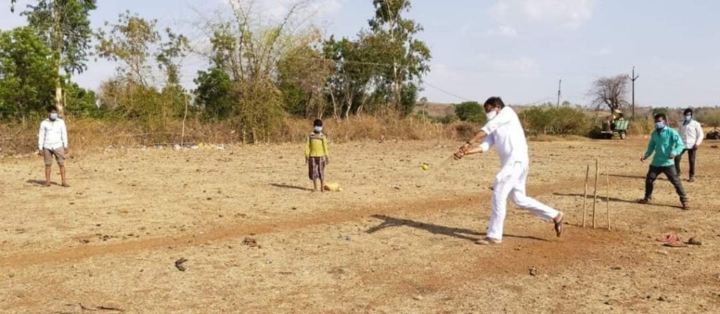 लॉकडाउन में विधायक ने खेला क्रिकेट, बच्चों को रोकने की जगह खुद थाम लिया बल्ला, वीडियो वायरल