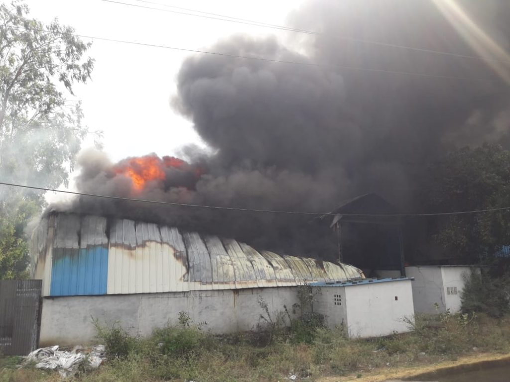 मंडीदीप : फैक्ट्री में लगी भीषण आग, फायर ब्रिगेड मौके पर, बड़े नुकसान की आशंका