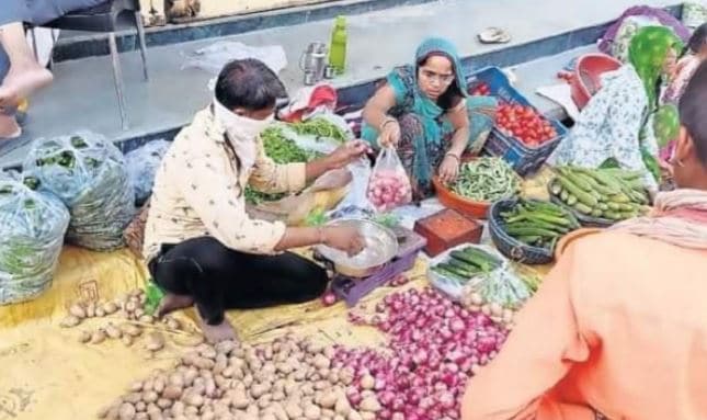 कोरोना इफेक्ट: काम-धंधे बंद हुए तो छोटे व्यापारी बेचने लगे सब्जी