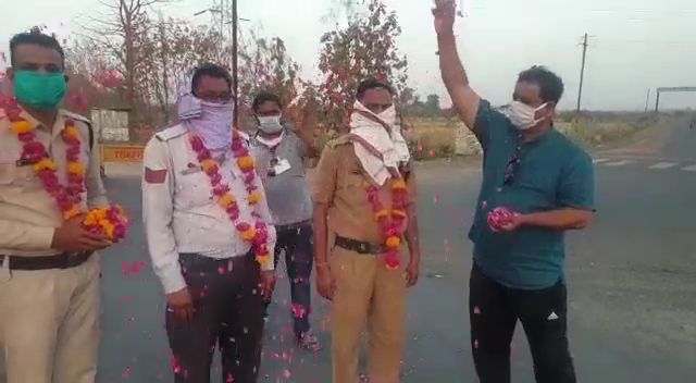भाजपा नेताओं ने फूल बरसाकर किया कोरोना योद्धाओं का सम्मान