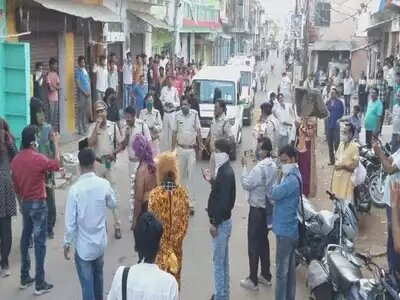 Chhatarpur: पुलिस के नुक्कड़ नाटक ने उड़ाई सोशल डिस्टेंसिंग की धज्जियां