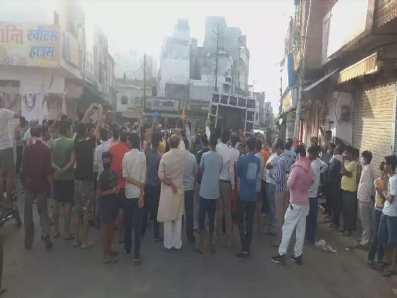 Chhatarpur: पुलिस के नुक्कड़ नाटक ने उड़ाई सोशल डिस्टेंसिंग की धज्जियां