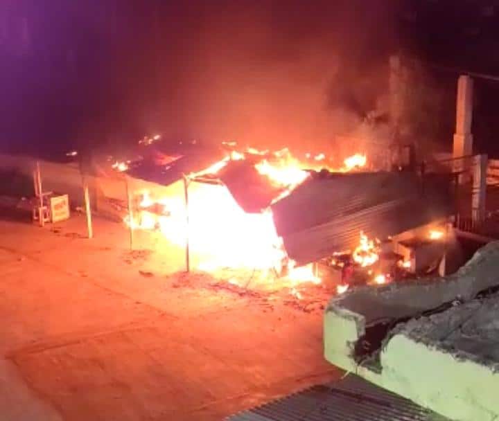 लॉकडाउन के बीच सलकनपुर धर्मशाला के पास बनी 6 दुकानों में लगी आग