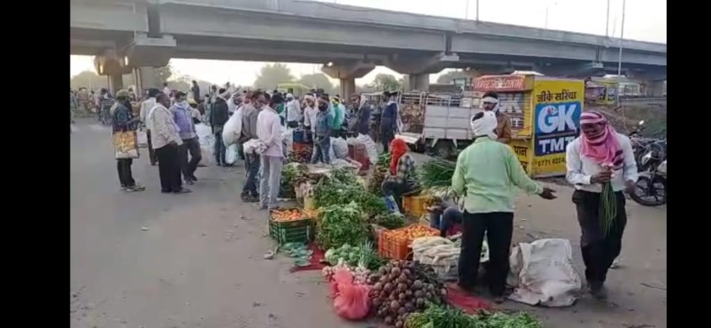 किसानों की जिला प्रशासन से माँग- शहर में जाकर बेचने दें सब्जियां