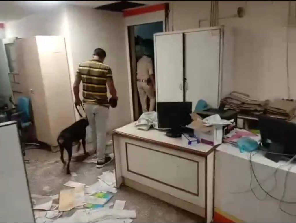 लॉकडाउन में सुरक्षा के बीच पुलिस को चुनौती, चोरों ने बैंक में की सेंधमारी