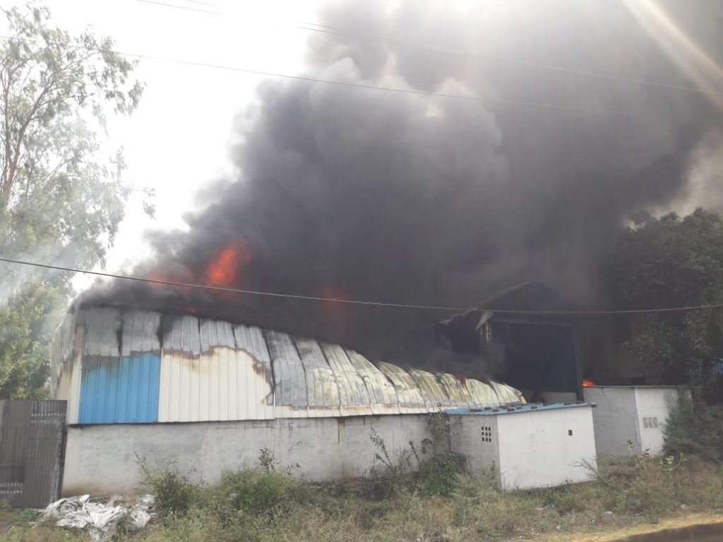 मंडीदीप: फैक्ट्री में लगी भीषण आग में करोड़ों का नुकसान, कड़ी मशक्कत के बाद पाया गया आग पर काबू