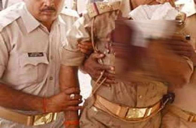 आपस में भिड़े पुलिसकर्मी, जमकर हुई मारपीट, आरक्षक गंभीर हालत में जबलपुर रैफर