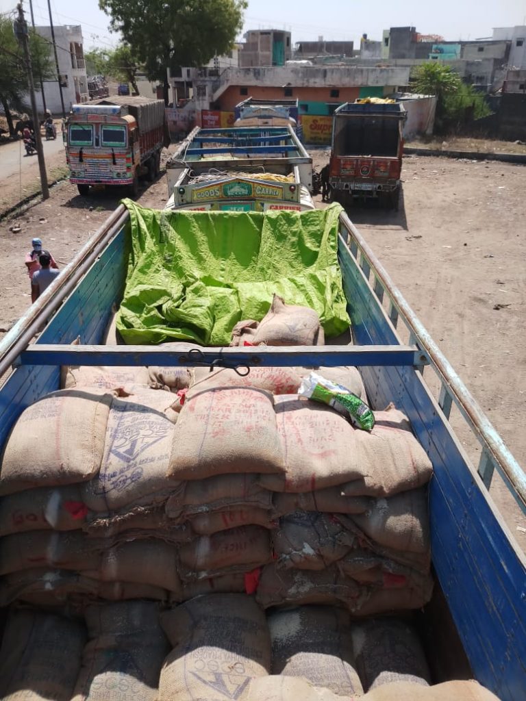 लॉकडाउन में जमकर हो रही कालाबाज़ारी, खंडवा में 8 ट्रकों में पीडीएस अनाज पकड़ाया