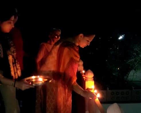 बुरहानपुर में लोगों ने दीये जला कर दिया एकजुटता का सन्देश