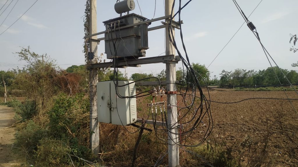 ग्रामीणों का हाल बेहाल,15 दिन से गाँव में नहीं बिजली,अफसर डीपी के लिये मांग रहे पैसे