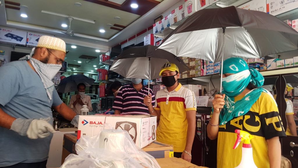 दुकानदार ने सोशल डिस्टेंस का पालन कराने निकाला अनोखा तरीका, छाता लेकर अंदर जा रहे ग्राहक