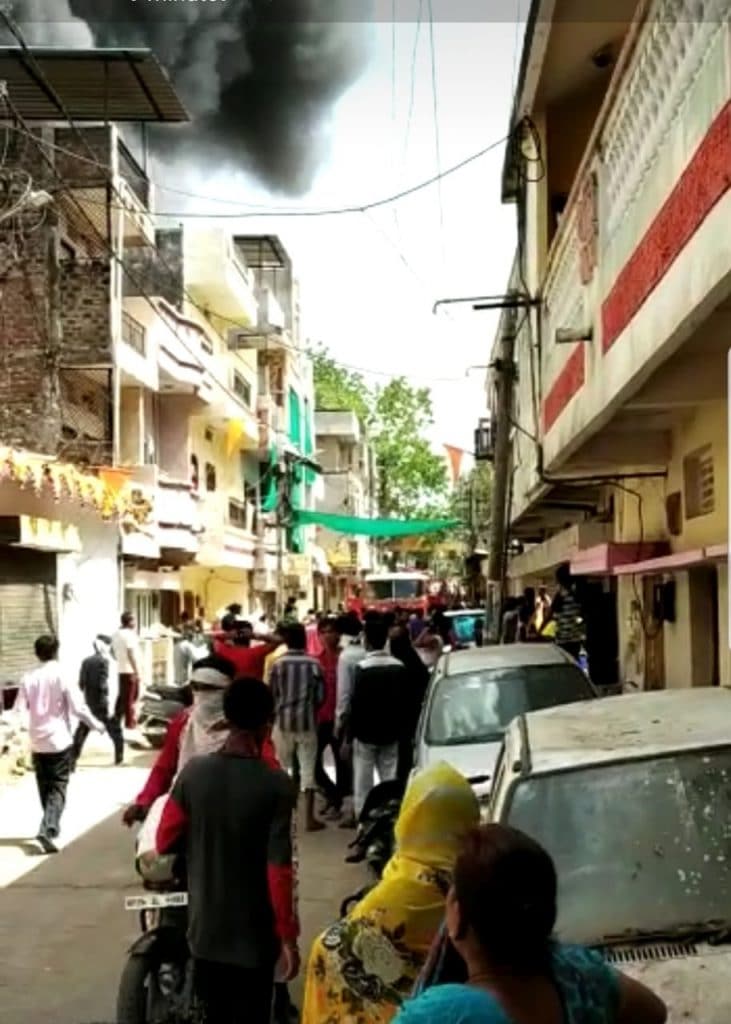 इंदौर में फिर उड़ी सोशल डिस्टेंस की धज्जियां, गोदाम में लगी आग देखने उमड़ी भीड़