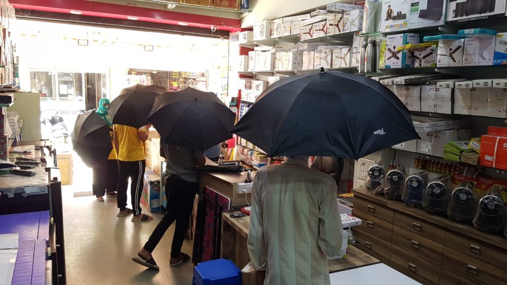 दुकानदार ने सोशल डिस्टेंस का पालन कराने निकाला अनोखा तरीका, छाता लेकर अंदर जा रहे ग्राहक