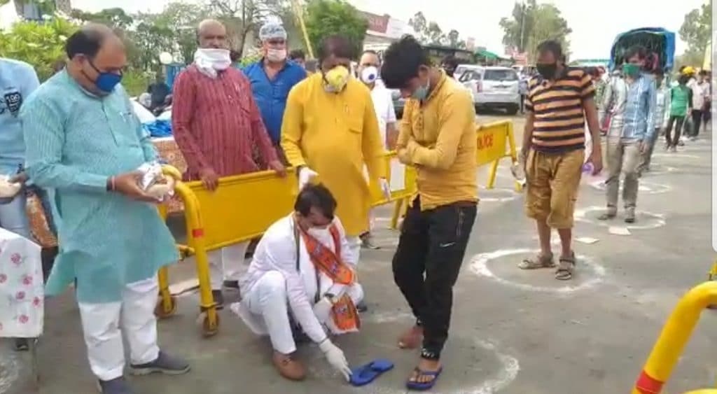 मजदूरों की मदद को पहुंचे वीडी शर्मा, अपने हाथों से पहनाए जूते-चप्पल