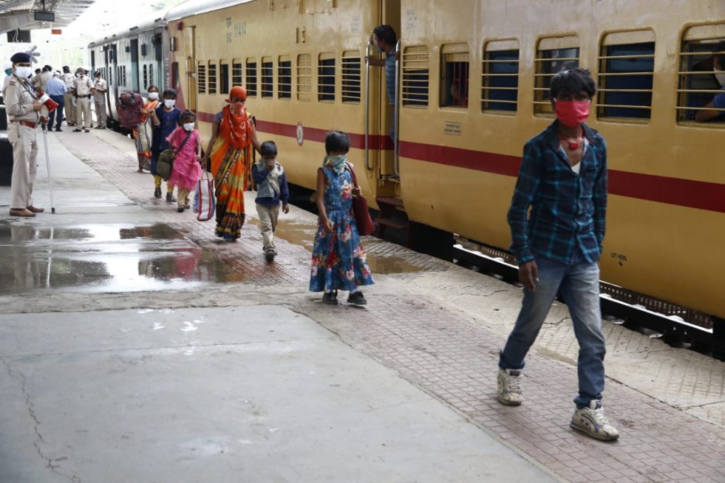औरंगाबाद रेल हादसा: जबलपुर पहुंचे 16 श्रमिकों के शव, अन्य मजदूर भी लौटे घर