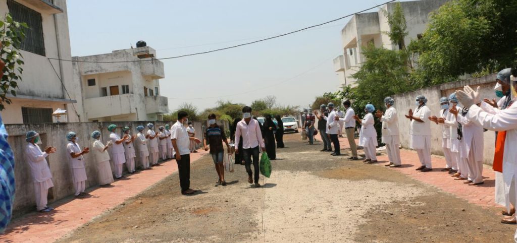Burhanpur: कोरोना को मात देकर घर लौटे 13 योद्धा, स्वास्थ्य विभाग ने ताली बजाकर किया विदा