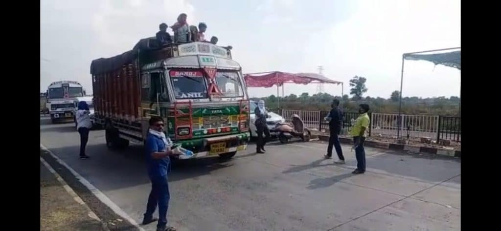 तीन-तीन हजार रूपए देकर ट्रक से घर जा रहे मजदूर, समाजसेवी वर्ग कर रहे मदद