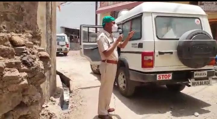 Burhanpur: कोरोना हॉटस्पॉट क्षेत्र में पुलिस ने जनता से किया सीधा संवाद