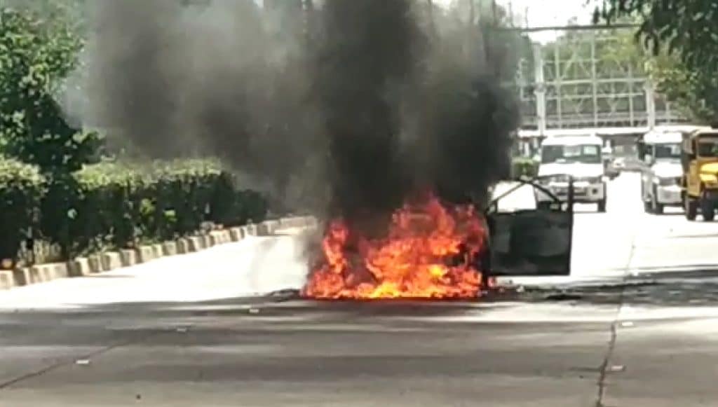 जब बीच सड़क पर चलती कार में लगी आग, देखें वीडियो