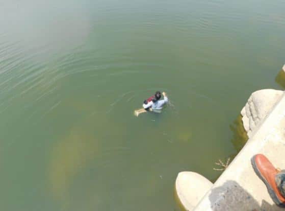 वैनगंगा नदी के छोटे पुल के नीचे पानी में मिला बालक का शव, पुलिस जांच में जुटी