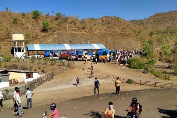 मप्र-महाराष्ट्र सीमा पर मजदूरों का हंगामा, पथराव, पुलिसकर्मी घायल