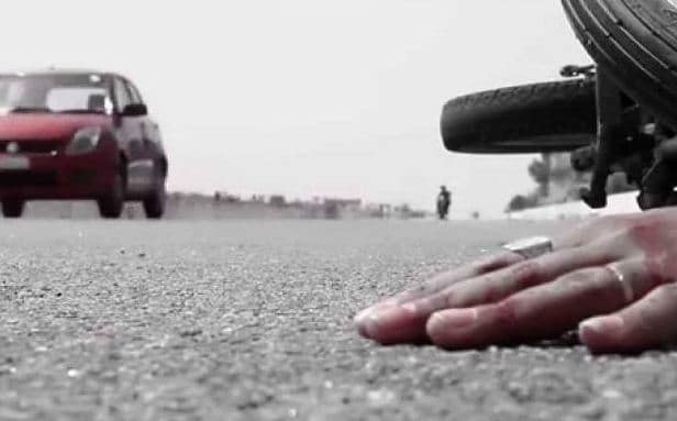 तेज रफ़्तार डम्पर ने बाइक को मारी टक्कर, दो लोगों की मौत