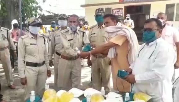 पुलिस का सम्मान, किसान और डेयरी संचालकों ने भेंट किया दूध-घी