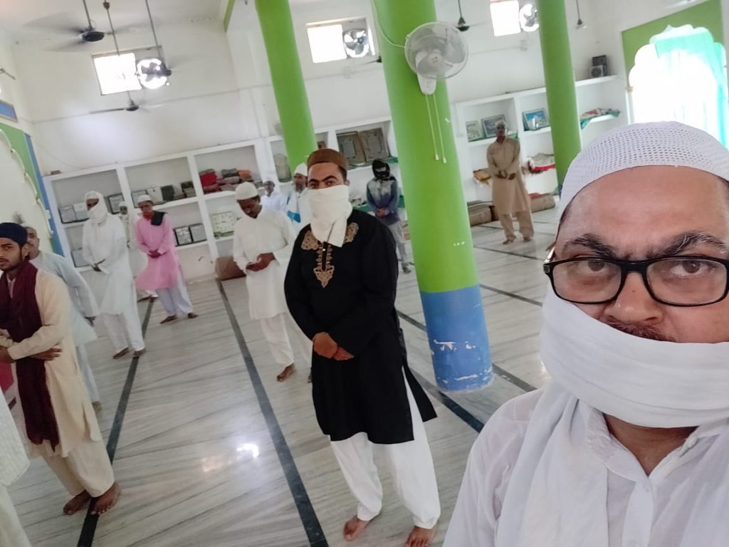 सोशल डिस्टेंस के साथ 50 नमाजियों ने मस्जिद में अता की जुमे की नमाज