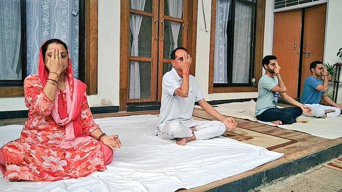 International Yoga Day: परिवार संग CM ने किया योग, प्रदेशवासियों से की ये अपील