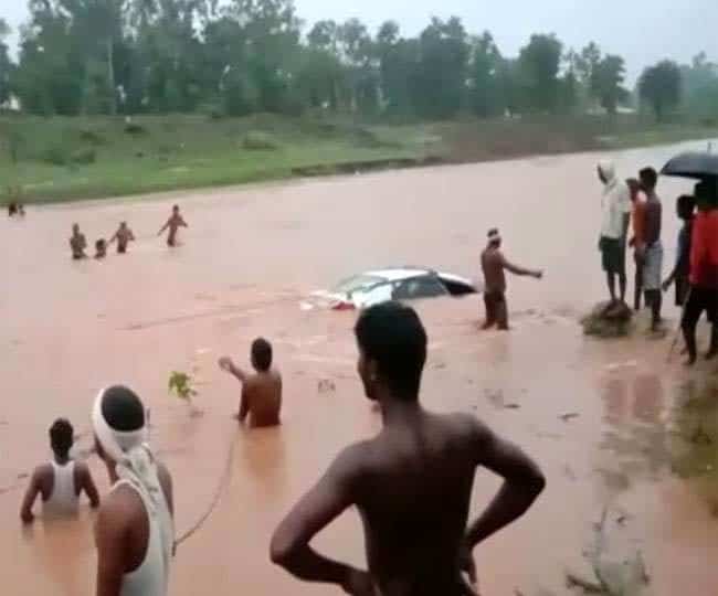 पुल पार करते नदी में बही दुल्हा-दुल्हन की कार, ग्रामीणों ने जान पर खेल कर बचाया