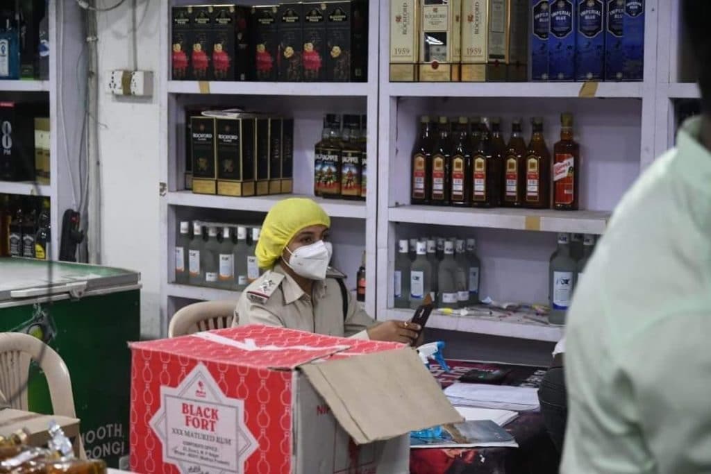 महिलाएं बेच रही शराब, महिला आयोग की अध्यक्ष ने सरकार से की फैसला वापस लेने की मांग