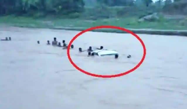 पुल पार करते नदी में बही दुल्हा-दुल्हन की कार, ग्रामीणों ने जान पर खेल कर बचाया