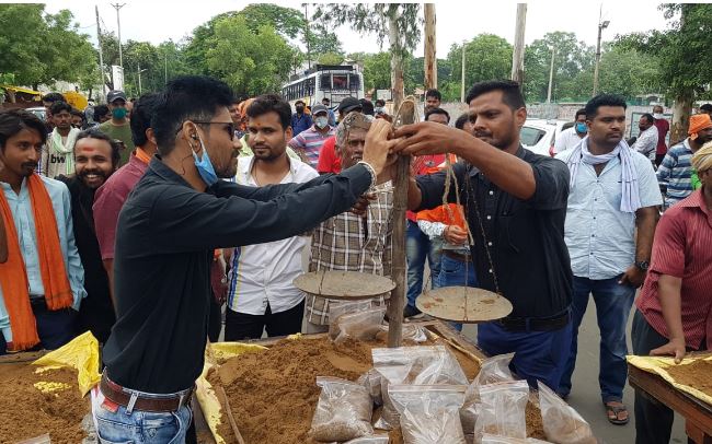 रेत के बढते दामों को लेकर BJP का अनोखा प्रदर्शन, ढोल बजा कर हाथ ठेले पर बेची