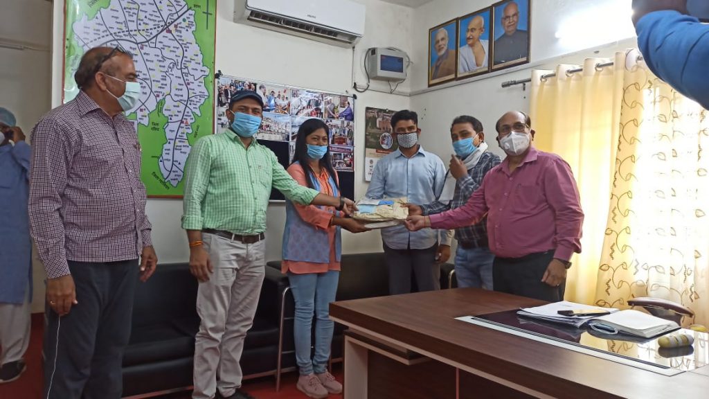 चौधरी दिलीप सिंह फाउंडेशन ने जिला चिकित्सालय को भेंट की 50 PPE किट्स